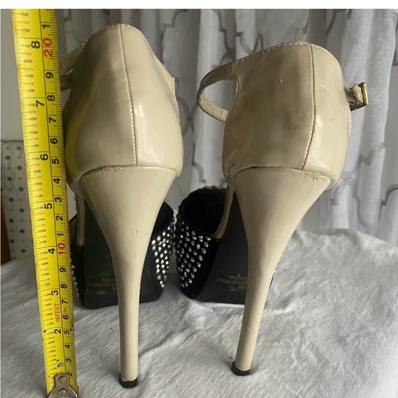 Two for the price of one. These are beautiful shoes in At a great price. - Picture 4 of 9